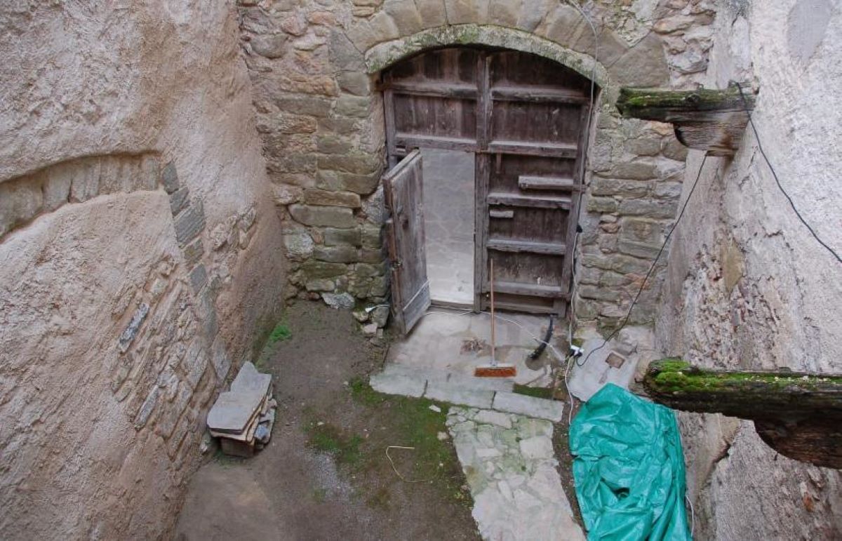 Estat de l'interior del Castell de Peramola.