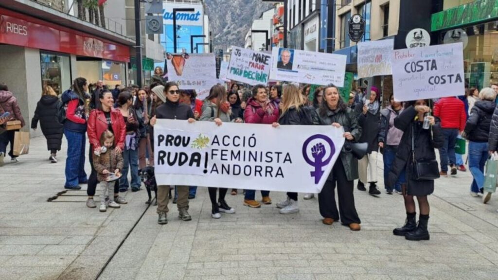 La manifestació del 8M, pujant per l'avinguda Meritxell