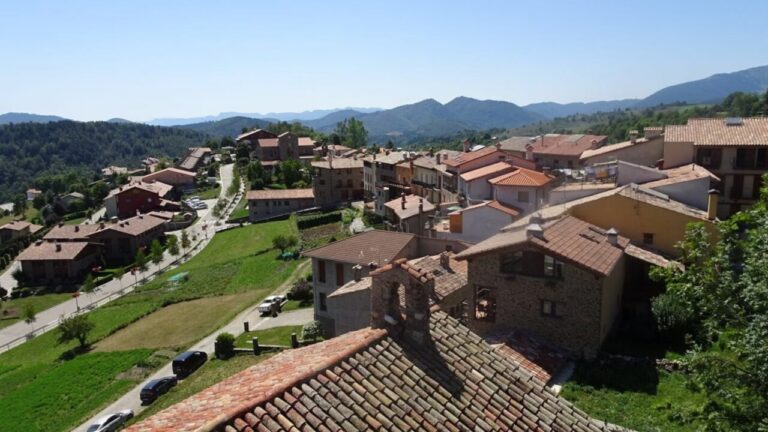 Vista panoràmica del poble de Molló