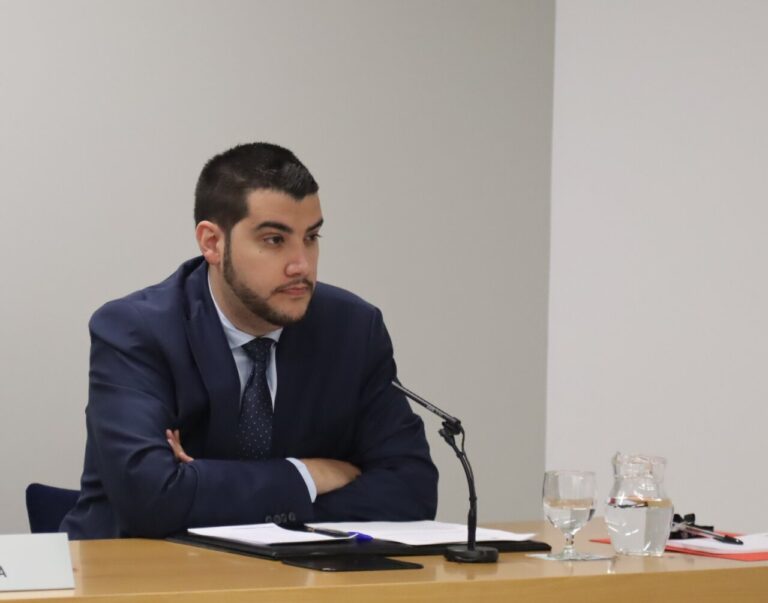 Pere Baró en una reunió parlamentària sobre drets laborals a Andorra