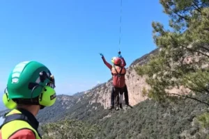 Els bombers van rescatar el caçador ferit.