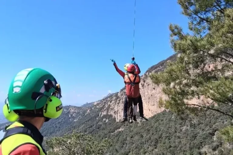 Els bombers van rescatar el caçador ferit.