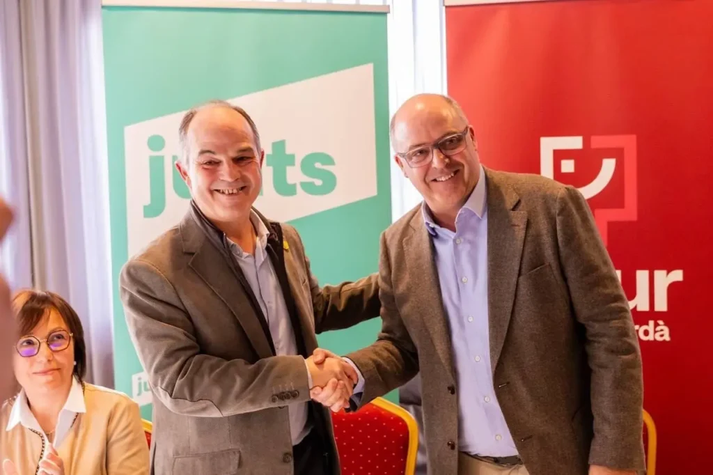 Jordi Turull i Francesc Armengol signant un pacte a Puigcerdà.