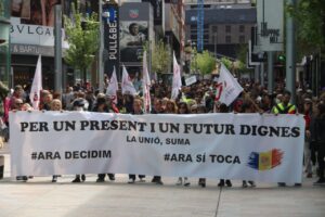 Manifestació amb pancarta sobre drets laborals a Andorra