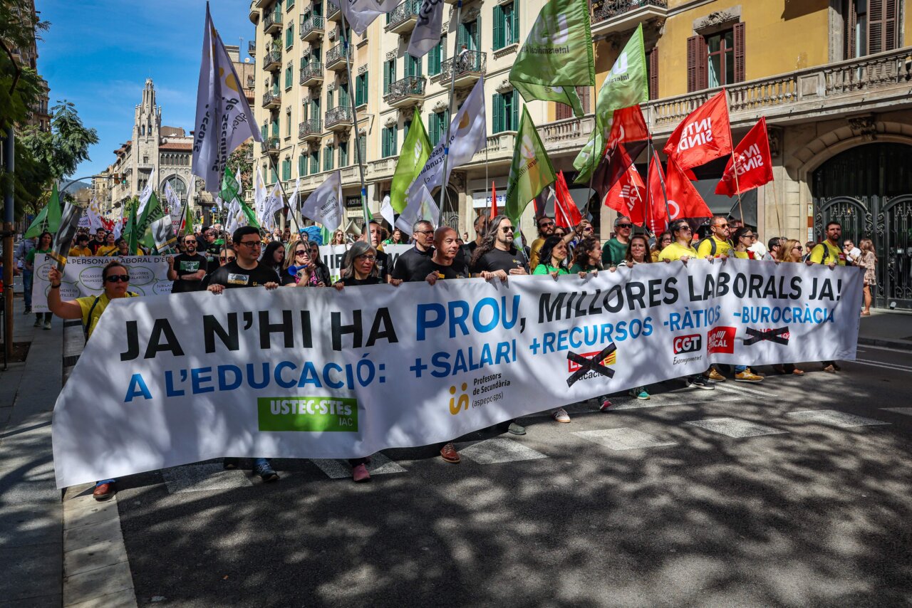 Manifestació de mestres amb pancartes per millores laborals i salarials