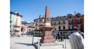 Un monòlit homenatja els herois de la resistència de Puigcerdà als carlins