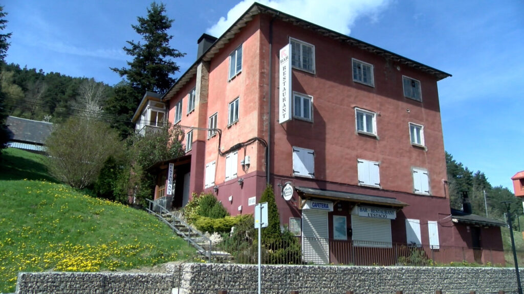 L’edifici que ha comprat l’Ajuntament d’Alp per fer habitatge protegit. (Foto: Pirineus TV)