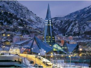 Vista nocturna d'Andorra amb edificis moderns i muntanyes nevades