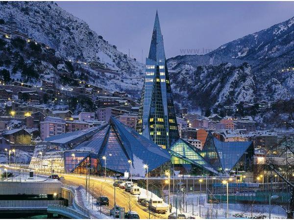 Vista nocturna d'Andorra amb edificis moderns i muntanyes nevades