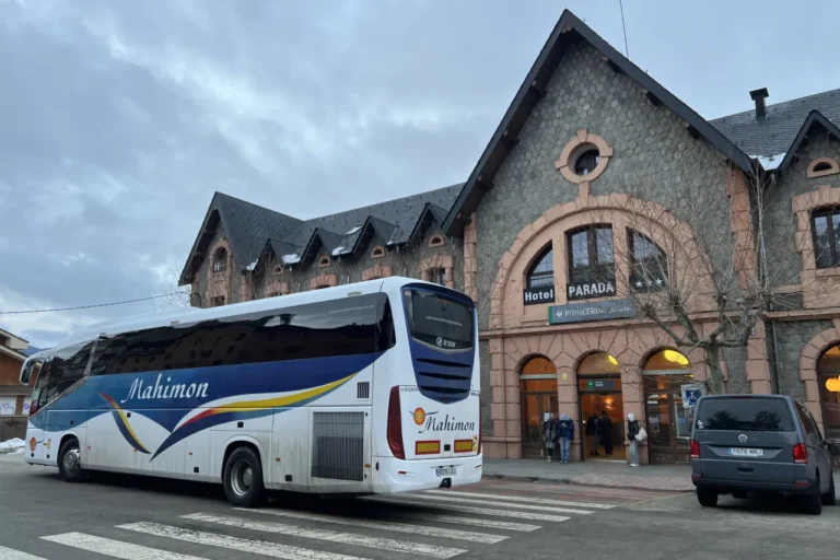 Els autobusos aparquen davant l’estació de Puigcerdà.
