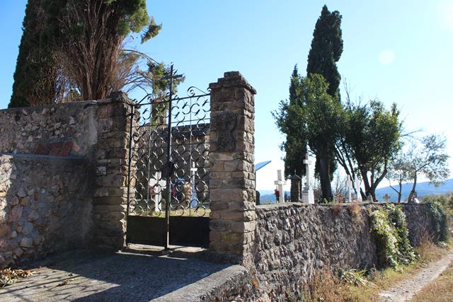 El camí tradicional del cementiri de Peramola ha “desaparegut”.