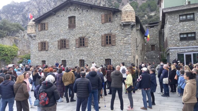 Concentració de protesta a la plaça del Consell General amb assistents mobilitzats.