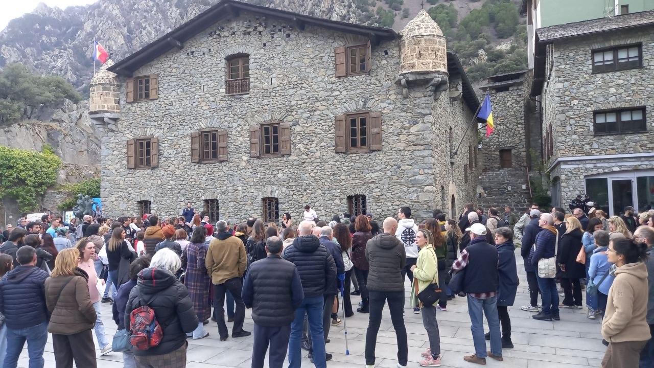 Concentració de protesta a la plaça del Consell General amb assistents mobilitzats.