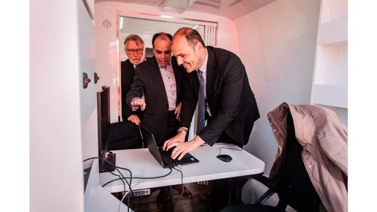 El conseller Albert Dalmau en una de les noves oficines mòbils