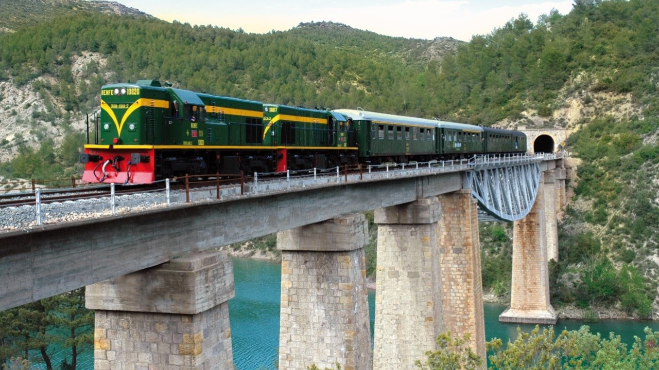 Durant el trajecte, el Tren dels Llacs passa per 75 ponts