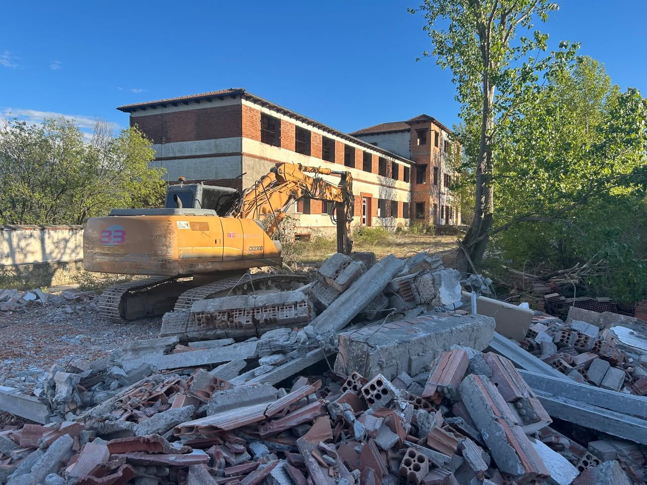Les màquines han començat l’enderroc de l’antiga caserna militar.