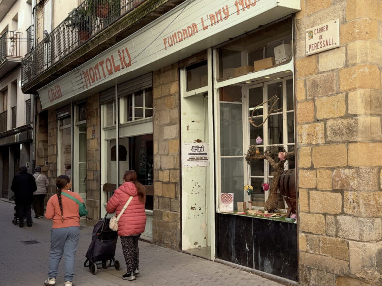 Diversos establiments de Tremp s'adhereixen a una campanya per promoure l'ús del català.