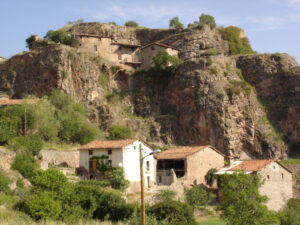 Les restes del castell del Quer, al Baridà.