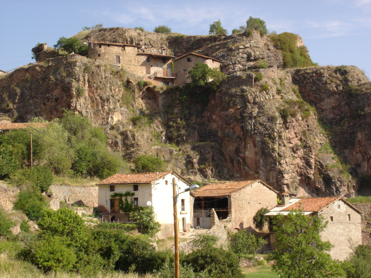 Les restes del castell del Quer, al Baridà.