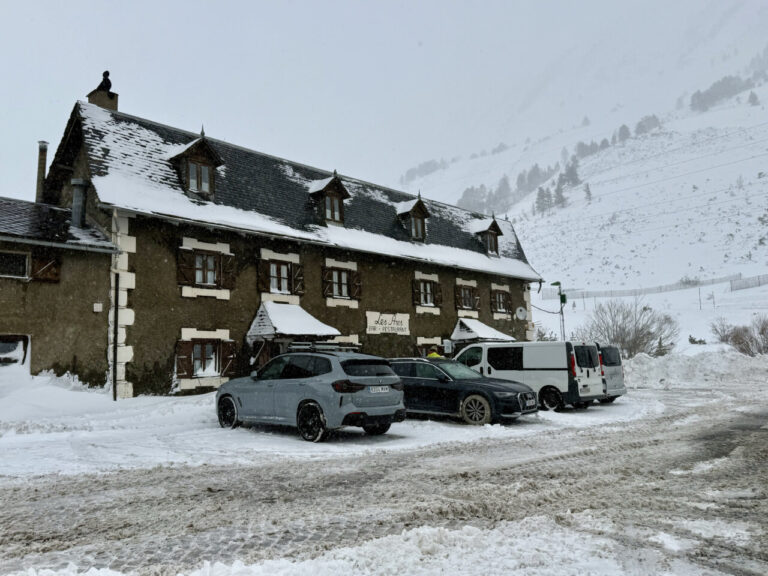 La neu ha arribat fins al refugi de les Ares, al Pallars Sobirà.