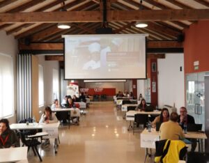 Participants en el Jobdating de l'Alt Urgell al CETAP durant les entrevistes.