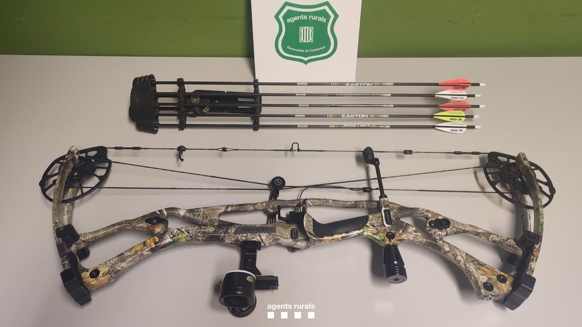 Material de caça confiscat incloent un arc i fletxes