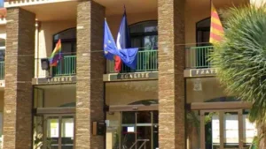 La bandera multicolor que hi havia a la façana de l'Ajuntament ha estat retirada.