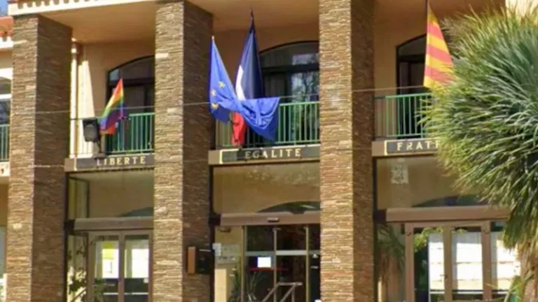 La bandera multicolor que hi havia a la façana de l'Ajuntament ha estat retirada.