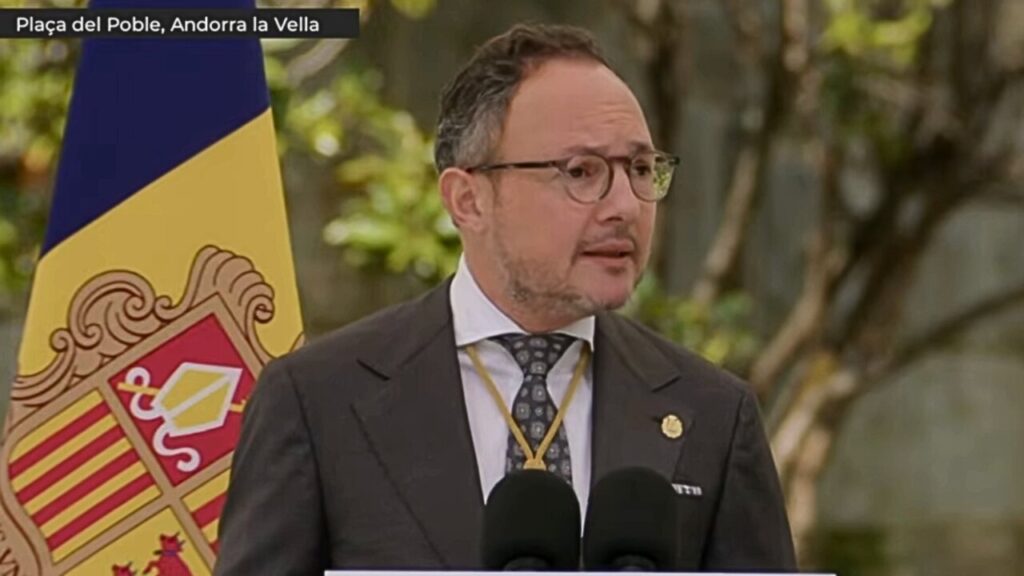 Xavier Espot parlant durant la protesta per l'habitatge a Andorra.