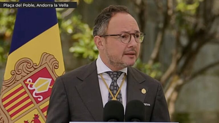 Xavier Espot parlant durant la protesta per l'habitatge a Andorra.
