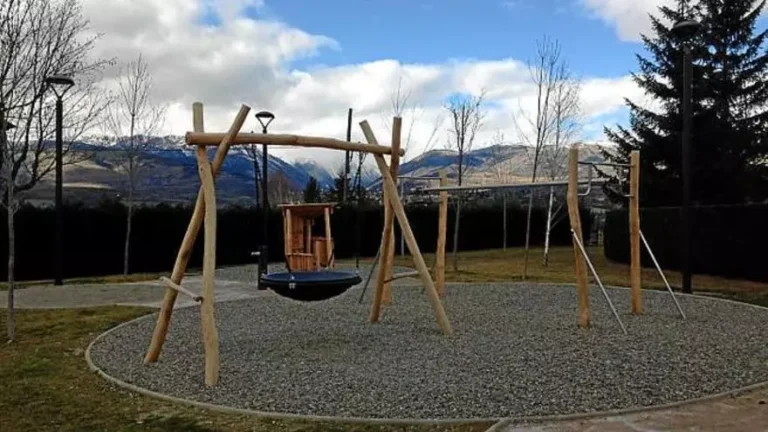 El parc infantil d’Age és un dels que serà transformat per l’Ajuntament.