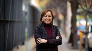 Sílvia Paneque en un entorn urbà amb braços creuats