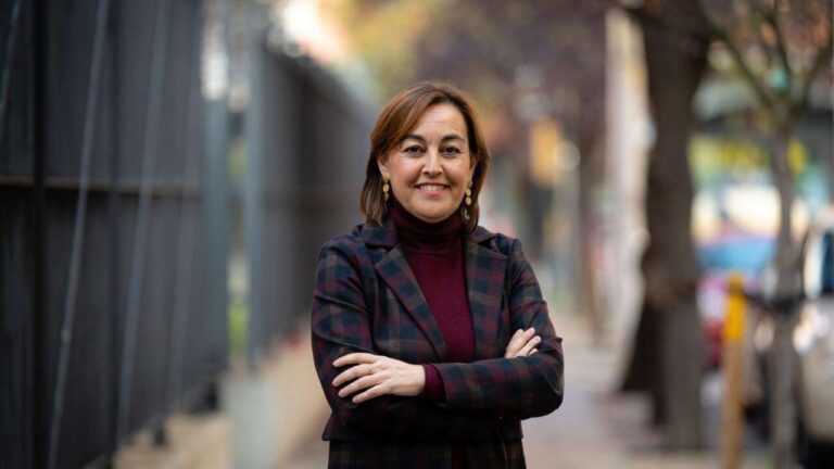 Sílvia Paneque en un entorn urbà amb braços creuats