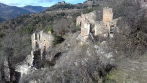 Ruïnes del poble abandonat de Tost a l'Alt Urgell