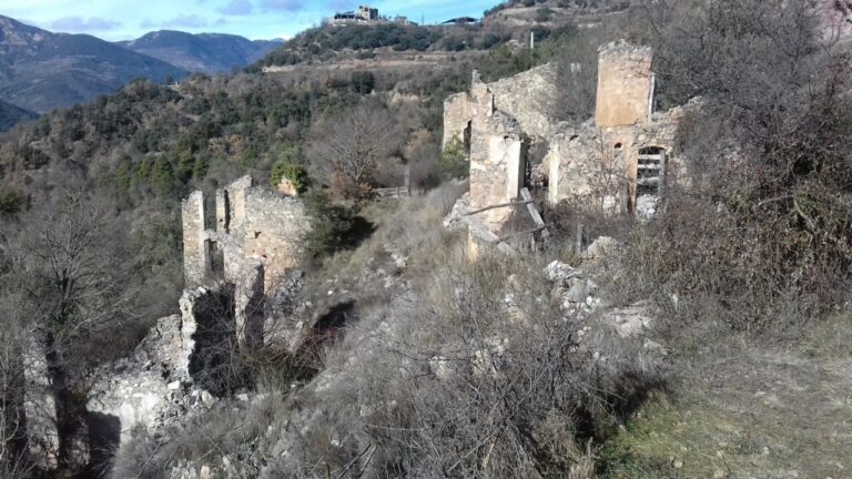 Ruïnes del poble abandonat de Tost a l'Alt Urgell