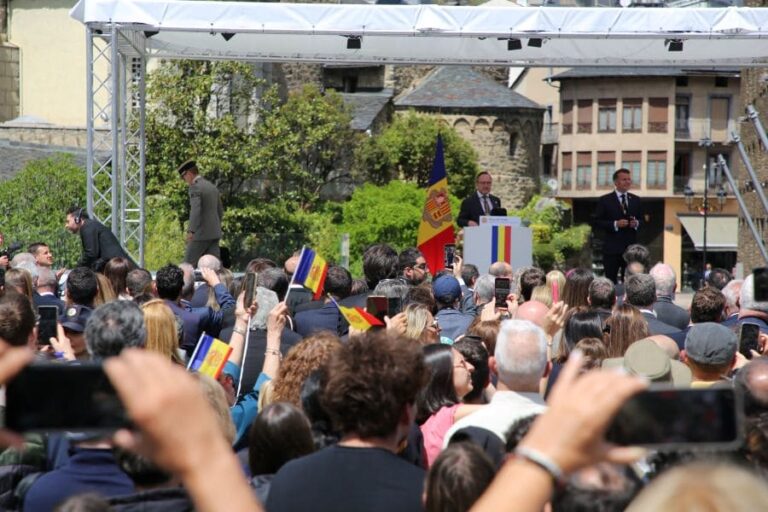 Xavier Espot va rebre una sorollosa xiulada davant el copríncep Emmanuel Macron.