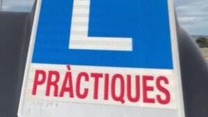 Senyal de trànsit amb la lletra L i la paraula Pràctiques