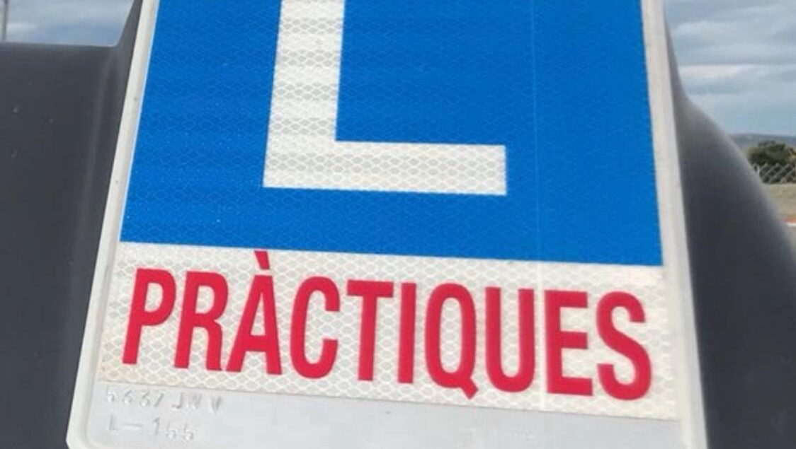 Senyal de trànsit amb la lletra L i la paraula Pràctiques