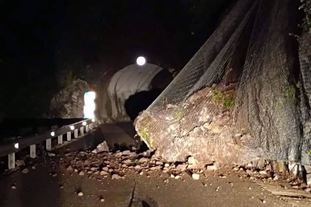 Esllavissada de roques a la carretera N-260 prop del túnel de Viu de Llevata