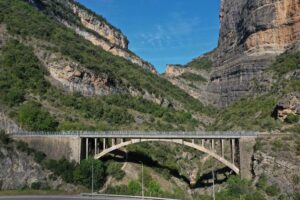 Pont sobre un paisatge muntanyós a la línia Lleida-La Pobla de Segur