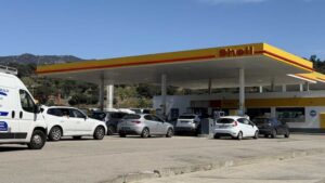 Els francesos “assalten” les benzineres de la Jonquera