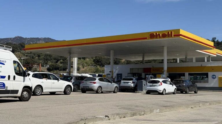 Els francesos “assalten” les benzineres de la Jonquera