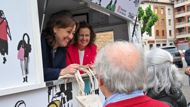La consellera Sílvia Paneque i la delegada Sílvia Romero a Tremp.