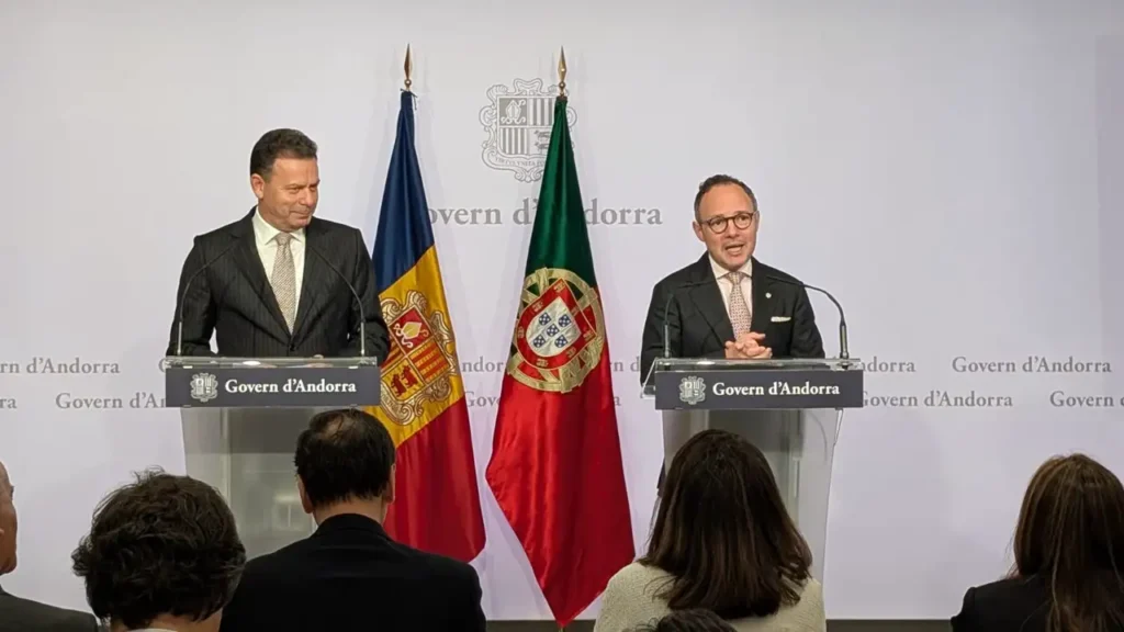 El primer ministre portuguès i el cap de Govern d'Andorra durant la inauguració del consolat.
