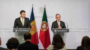 El primer ministre portuguès i el cap de Govern d'Andorra durant la inauguració del consolat.