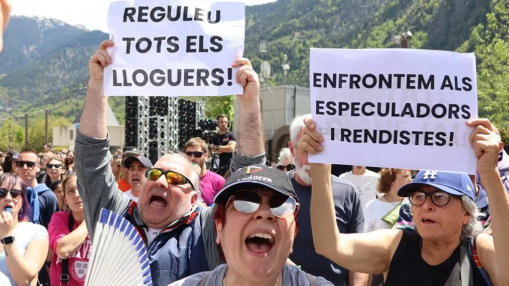 Acció de protesta contra Xavier Espot a la plaça del Poble, el passat 28 d’abril.
