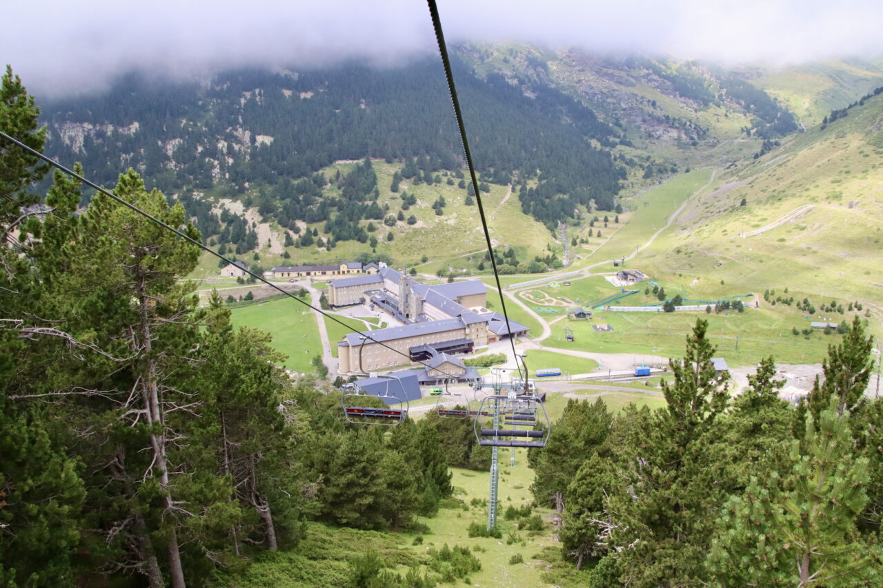 Vista general de l'estació de Núria des del telefèric.