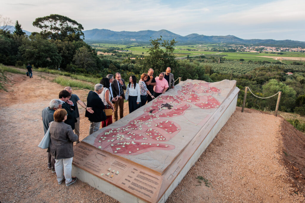 Un monument recorda els búnquers de Garriguella