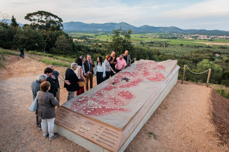 Un monument recorda els búnquers de Garriguella