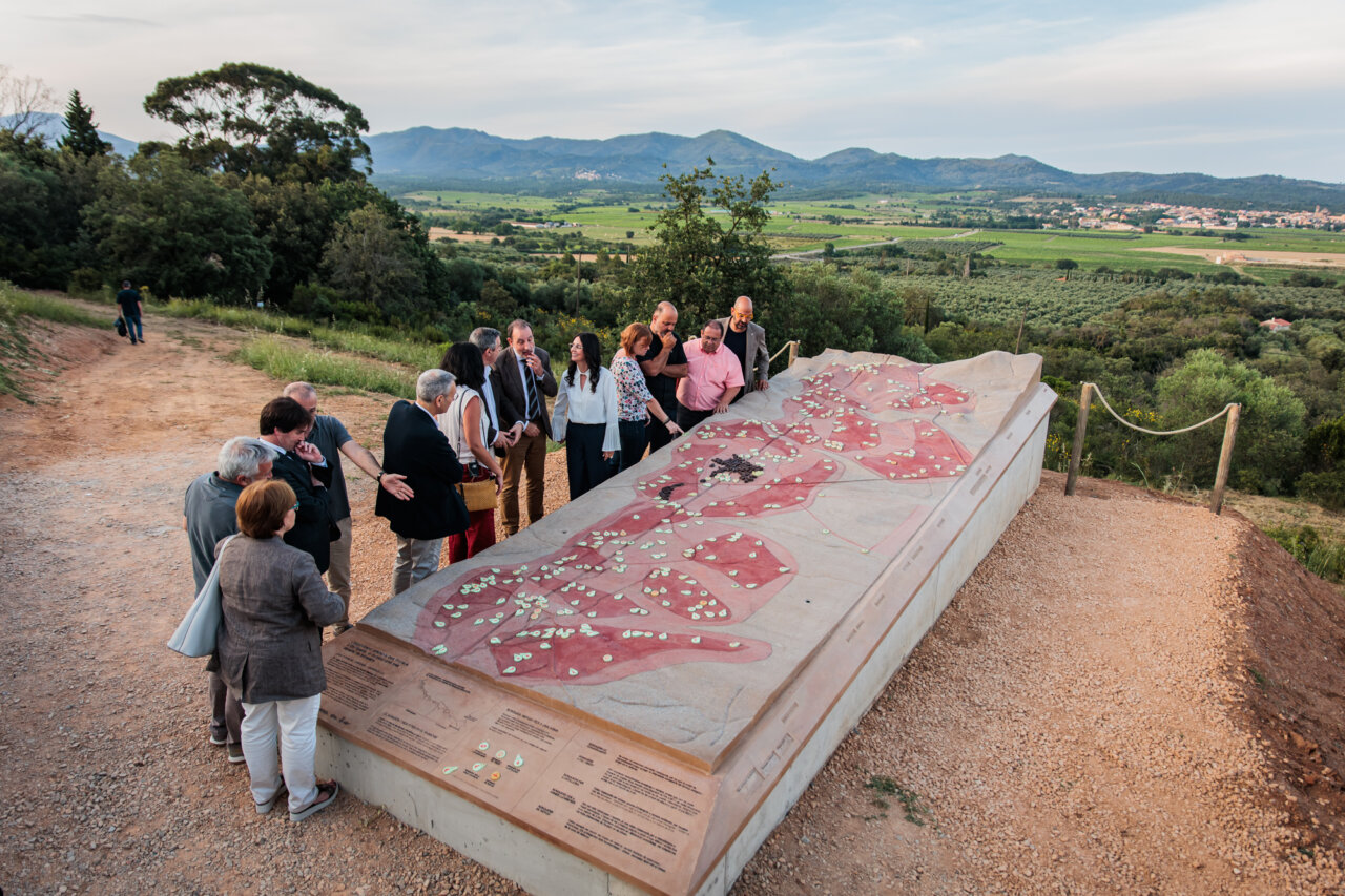 Un monument recorda els búnquers de Garriguella